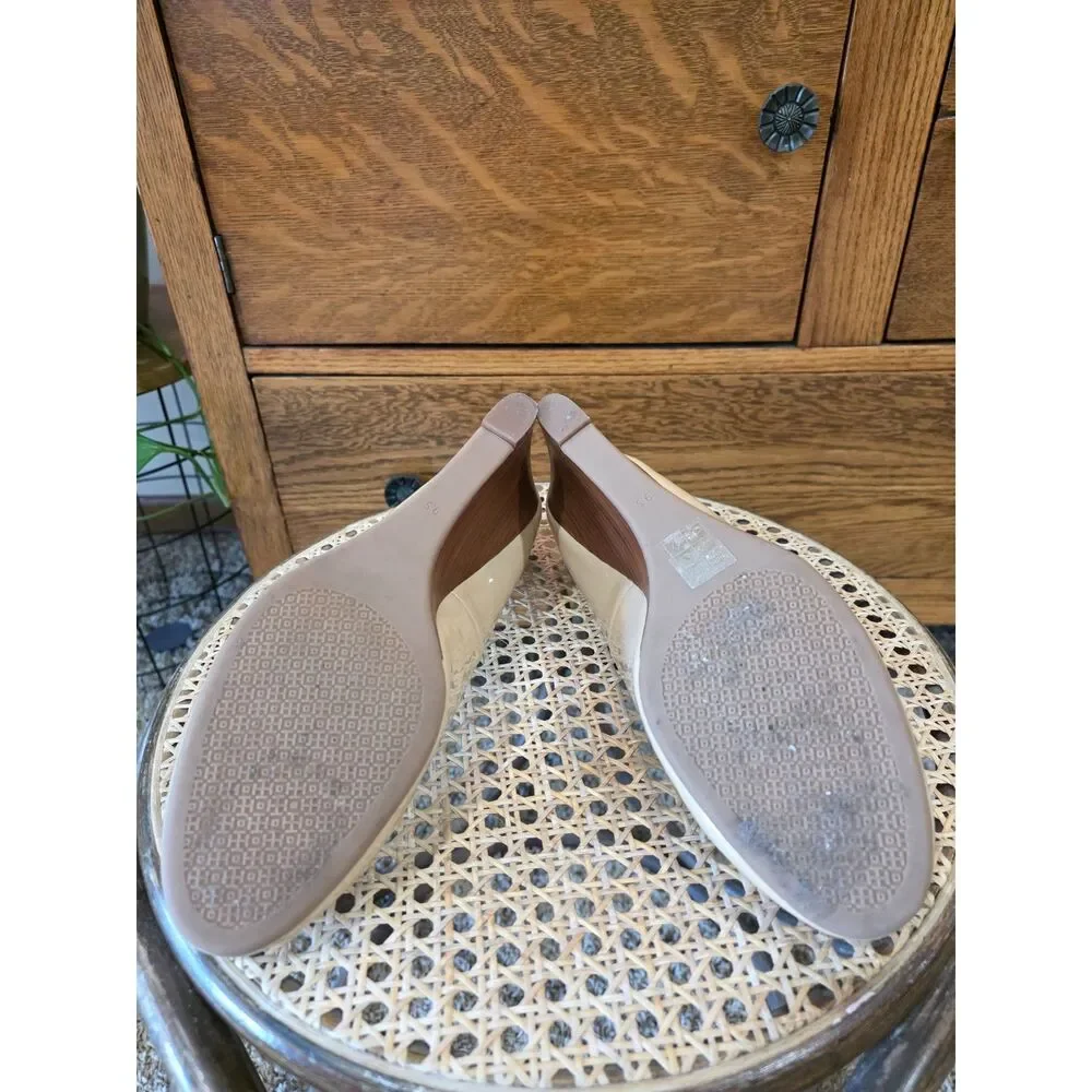 Tory Burch Twiggie Medallion Nude Patent Leather Wedge Pumps Size 9.5 Clean Girl